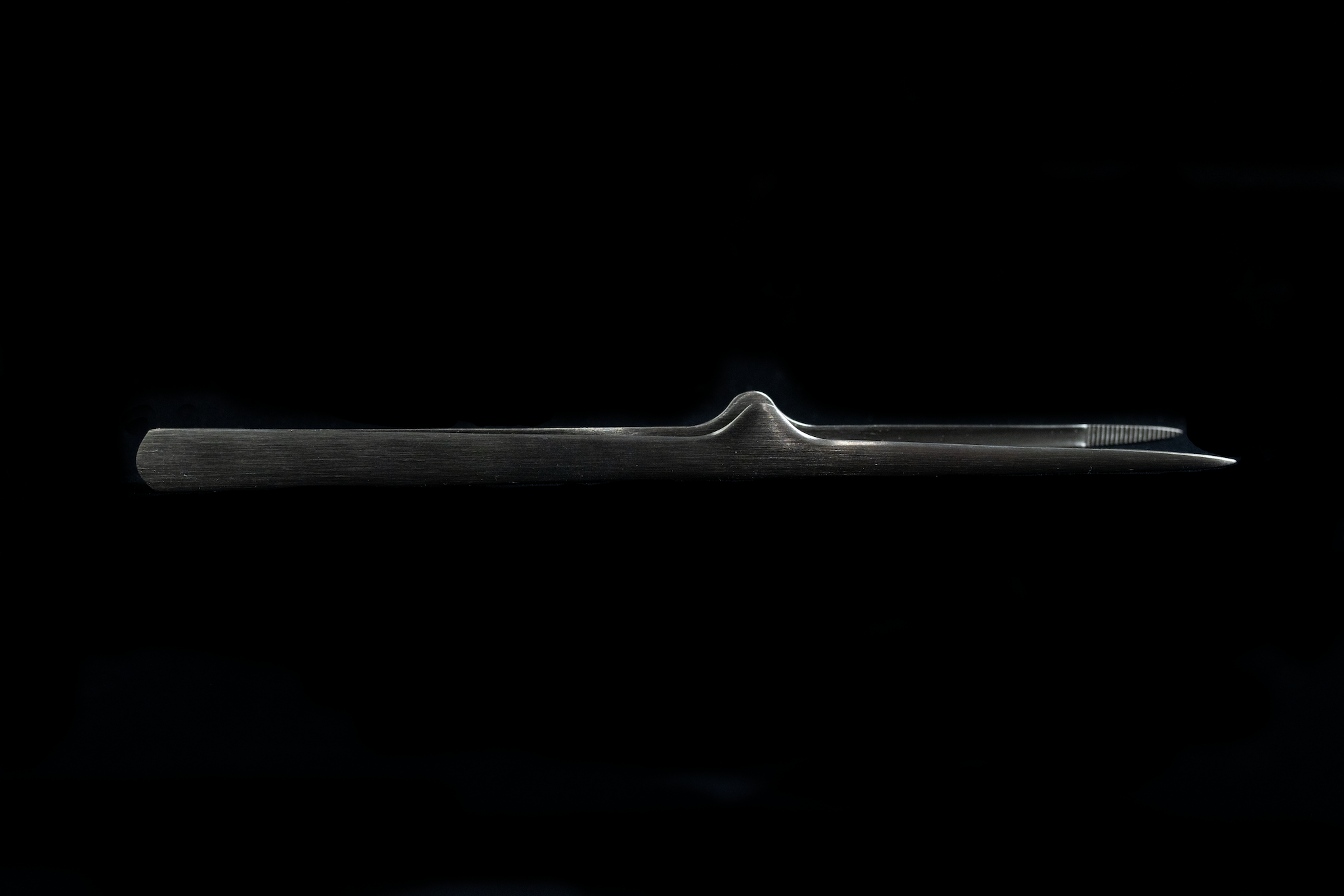 Gestura Petite Stando Gunmetal Tweezer