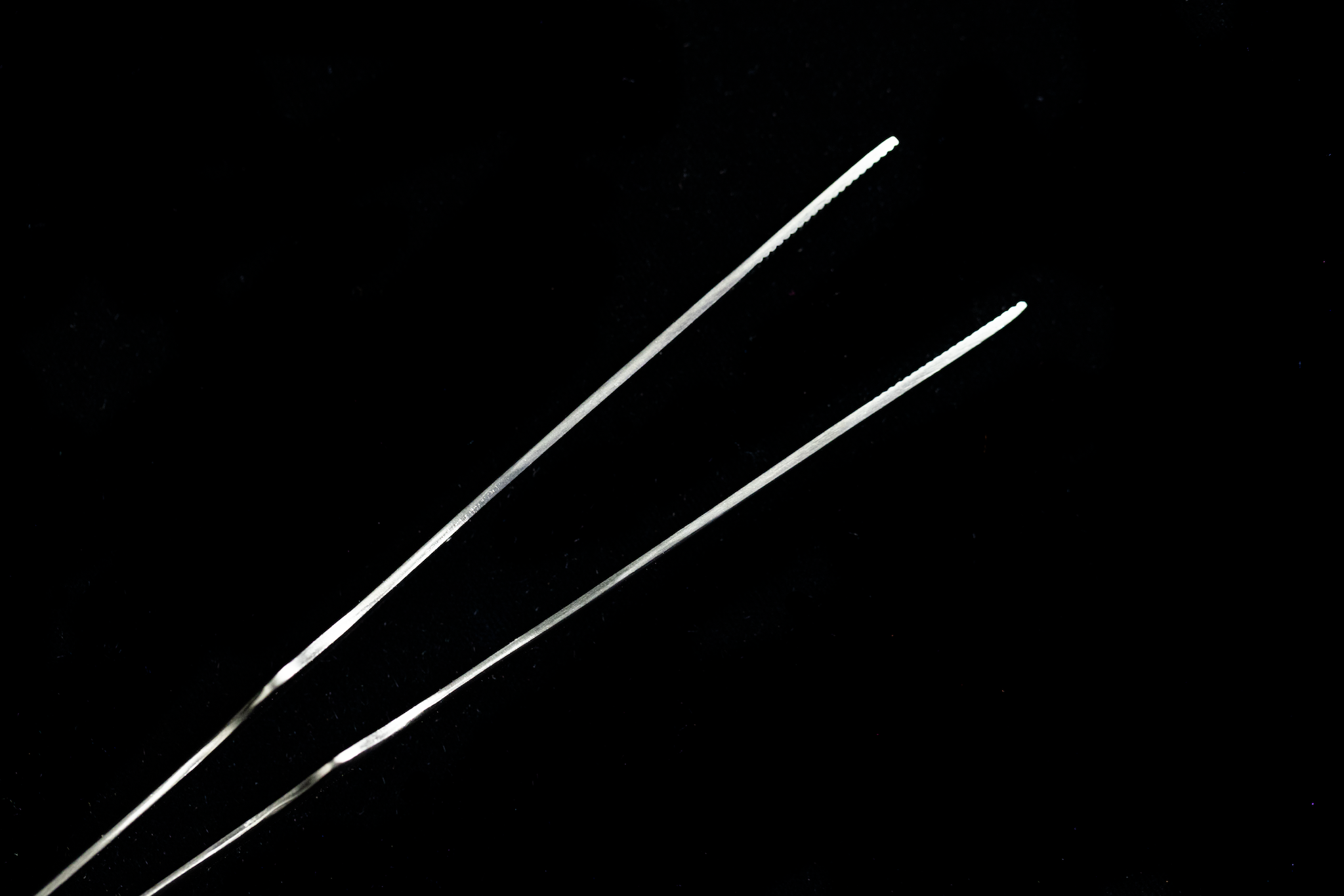 Gestura Petite Stando Gunmetal Tweezer